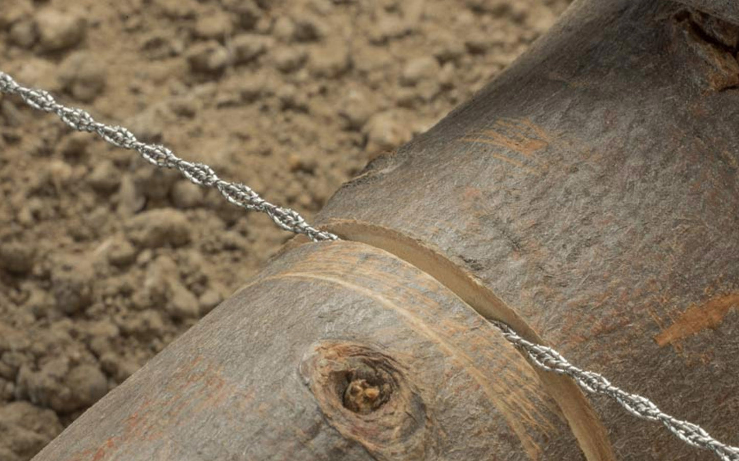 A basic small wire saw that's handy for outdoor enthusiasts, campers, hikers, & survivalists. Designed for cutting wood, plastic, soft metal, & rubber, this bi-directional cutting chain/wire saw offers versatility & convenience in various outdoor situations. Made by SE.