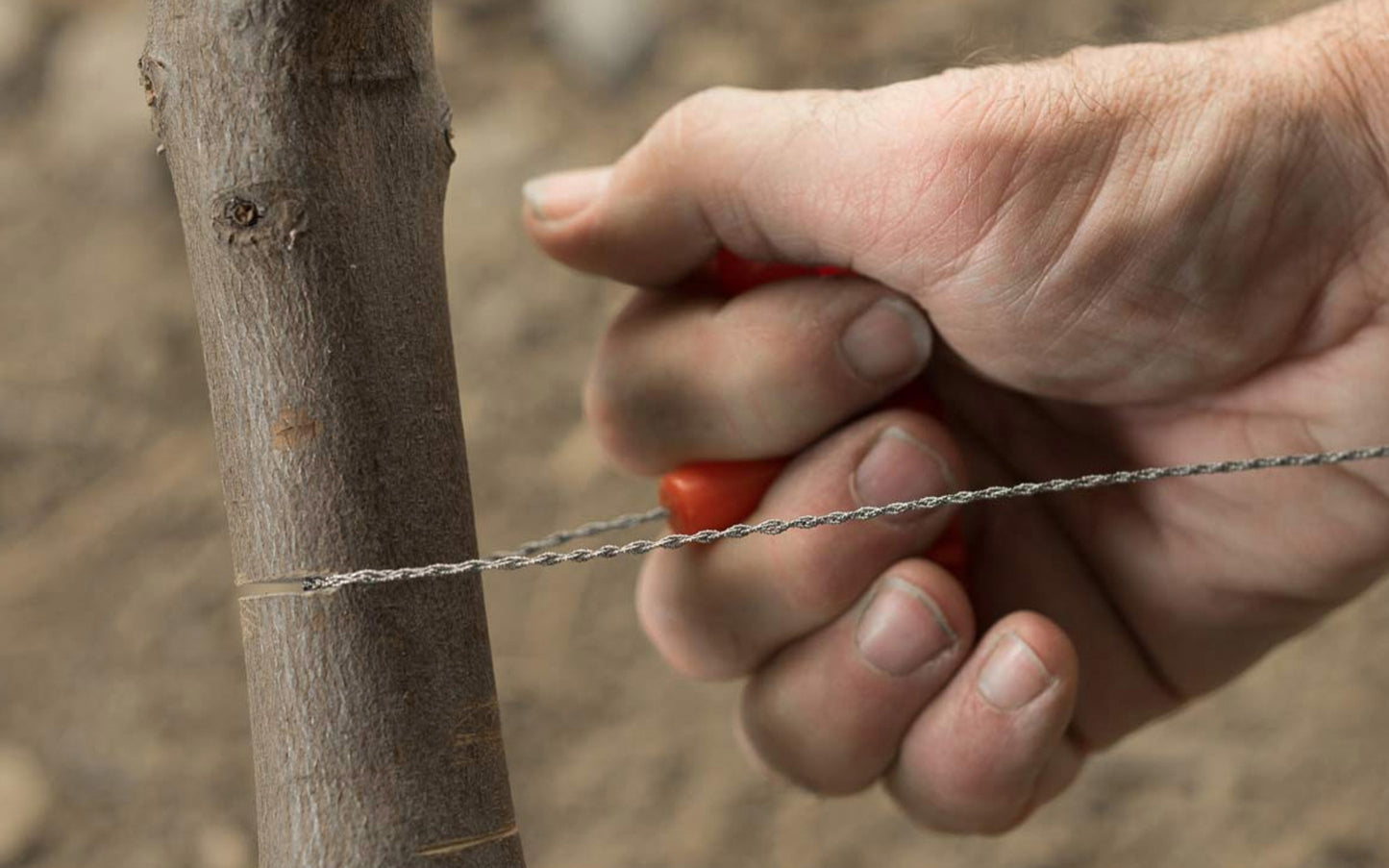 A basic small wire saw that's handy for outdoor enthusiasts, campers, hikers, & survivalists. Designed for cutting wood, plastic, soft metal, & rubber, this bi-directional cutting chain/wire saw offers versatility & convenience in various outdoor situations. Made by SE.