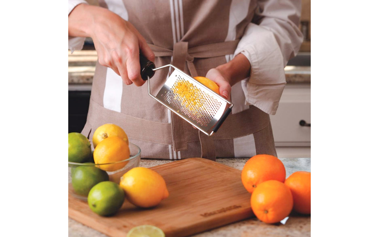 Made in USA - Blade made in USA - Great for grating hard cheese, citrus zest, spices, chilies, garlic, cinnamon, ginger, onions - Non-slip grip - Dishwasher safe - Razor-sharp blades made from stainless steel - 18/8 grade - Ergonomic handle ~ No-slip base - Microplane Gourmet Series - Gourmet Fine Grater - Model 45004 - 098399450049