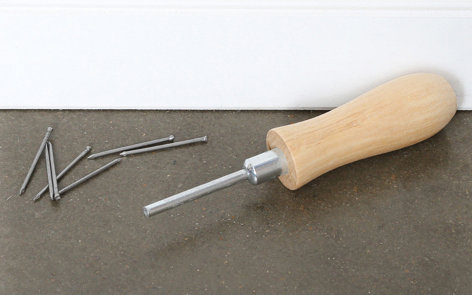 Magnetic Brad & Nail Driver gets the job done without marring surfaces. Ideal for working in tight corners & hard-to-reach spaces, the magnetic head holds the nail firm while downward pressure on an ergonomic solid wood handle easily inserts the nail. GreatNeck Model No. BD1