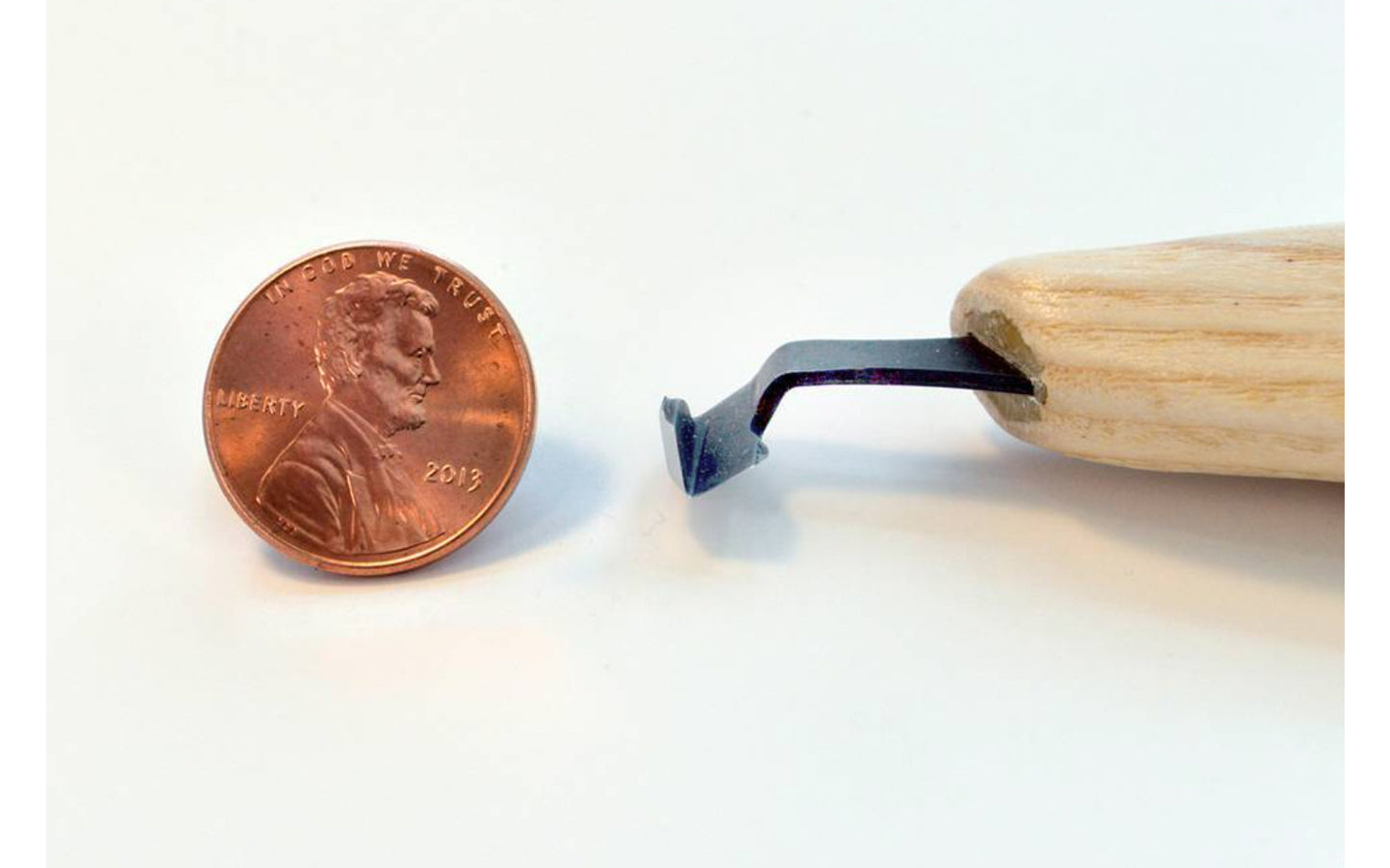Flexcut Right-Handed V-Scorp 70° x 1/4" (6 mm) KN24 is essentially a right-angled gouge designed for carving areas where the full length of a gouge will not fit. Knife carvers will find them useful for hollowing deep, narrow cavities. High Carbon Spring Steel blade, Tempered to HRC 59-61. Right Hand Scorp. 651646500241