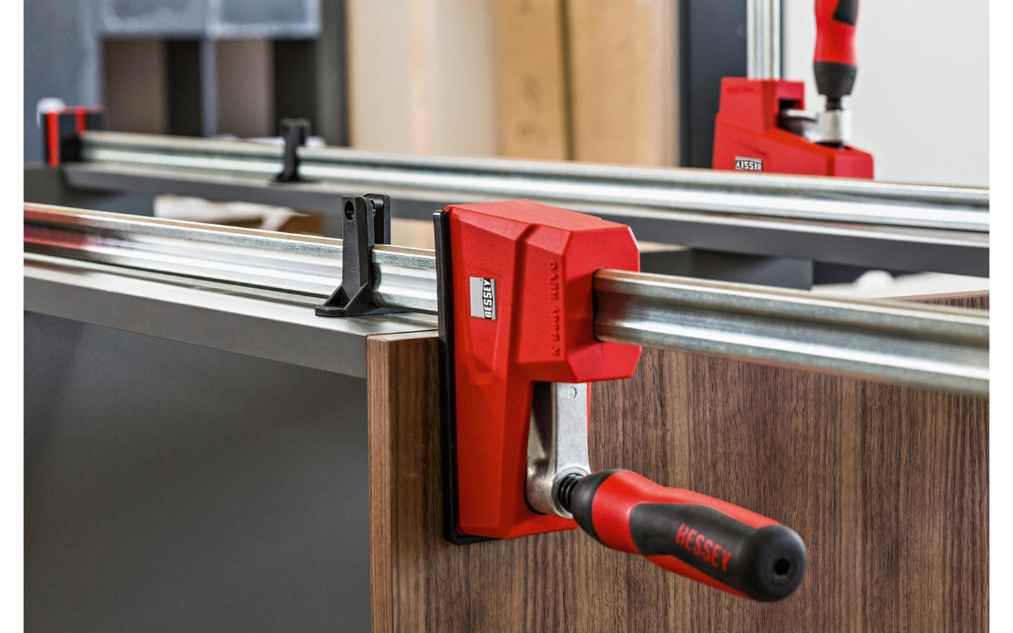 Bessey Parallel K-Body Bar Clamps are powerful clamps designed to clamp at 90 degrees to the rail with very large clamping surfaces. Converts to spreading with no tools required in seconds by removing end stop & reversing operating head. 24" opening - 3-3/4" throat depth - Model KRE3524 - Anti-slide mechanism - REVO - 788502203746
