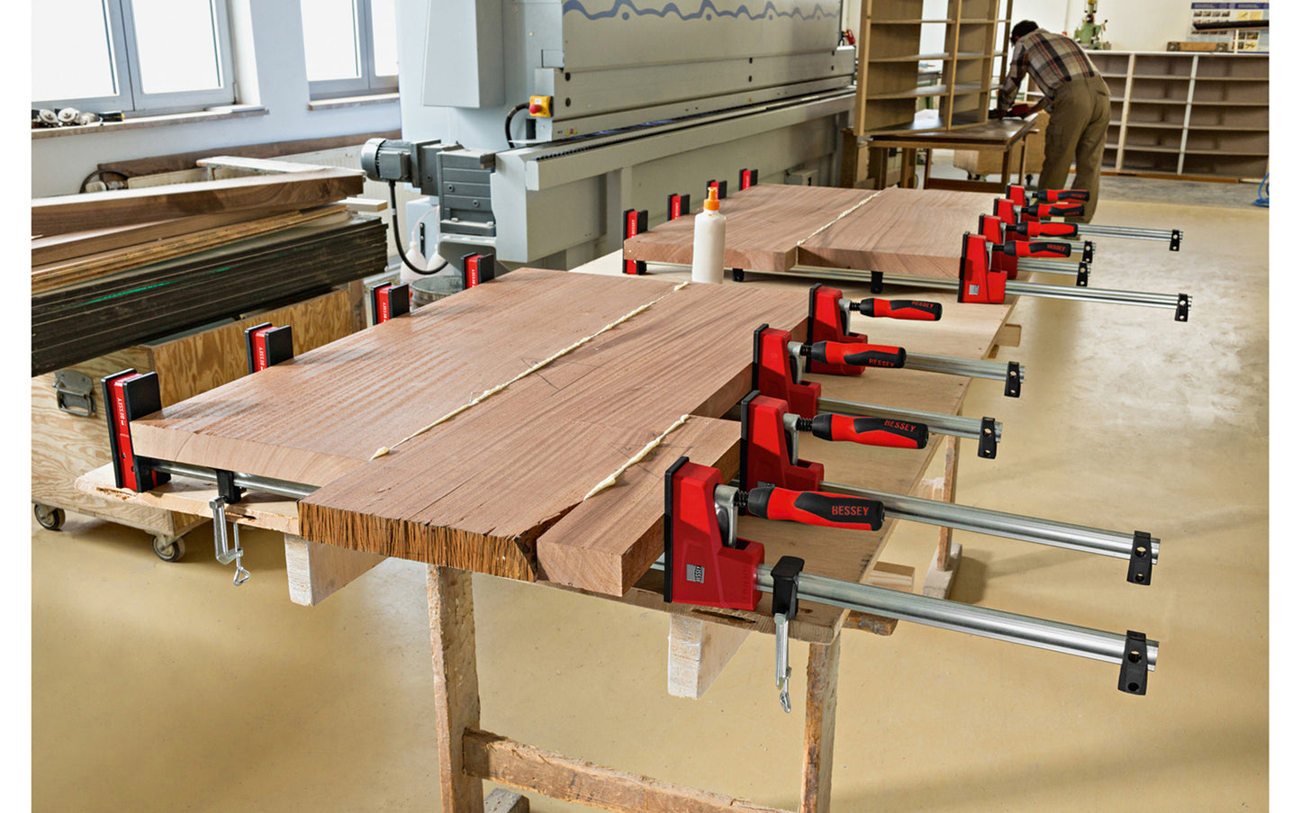 Bessey Parallel K-Body Bar Clamps are powerful clamps designed to clamp at 90 degrees to the rail with very large clamping surfaces. Converts to spreading with no tools required in seconds by removing end stop & reversing operating head. 40" opening - 3-3/4" throat depth - Model KRE3540 - Anti-slide mechanism - REVO - 788502203760